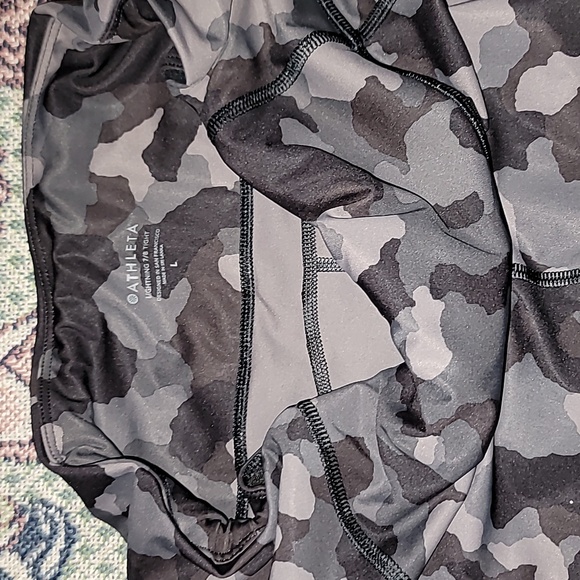 Athleta Leggings cropped camouflage print pockets - Picture 2 of 3